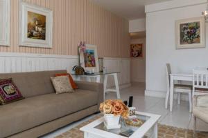 a living room with a couch and a table at Delicioso Apartamento com Linda Vista in Rio de Janeiro