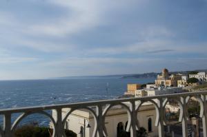 ein Blick auf das Meer von einem Gebäude aus in der Unterkunft Residence Castello in Santa Cesarea Terme