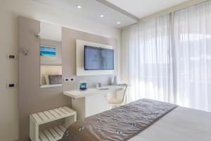 A television and/or entertainment centre at Hotel Eden
