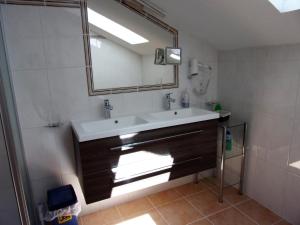 Koupelna v ubytování Haus Sonnenhang + 32 fotografií