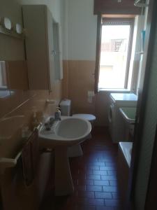 アグローポリにあるDonnabella Houseのバスルーム(洗面台、トイレ付)、窓が備わります。