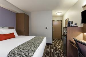 Postel nebo postele na pokoji v ubytování Microtel Inn & Suites by Wyndham Fort Saint John