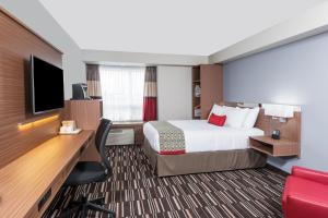 TV a/nebo společenská místnost v ubytování Microtel Inn & Suites by Wyndham Fort Saint John