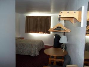 Una cama o camas en una habitación de River Valley Inn