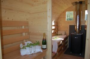 阿姆博斯La Vallière en Vue - gîte climatisé的小屋设有两张床和一瓶葡萄酒