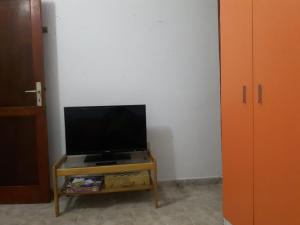 una televisione seduta su un tavolo in una stanza di Caleta Caballo Beach a Caleta de Caballo