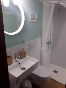 un bagno con lavandino, WC e specchio di Caleta Caballo Beach a Caleta de Caballo Altre 18 foto