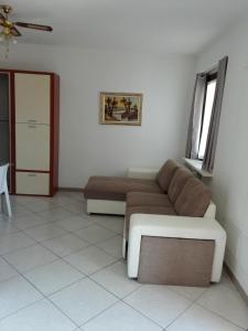 a living room with a couch and a table at Appartamento Ormeni in Cardano al Campo