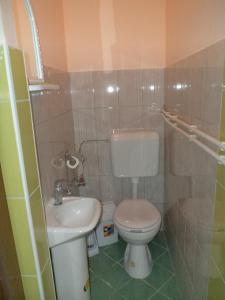Motel Le Village في إسكوبية: حمام صغير مع مرحاض ومغسلة