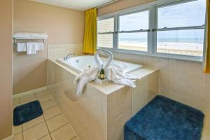 Et badeværelse på Drifting Sands Oceanfront Hotel
