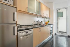 Kuchyň nebo kuchyňský kout v ubytování Barreiros I by An Island Apart