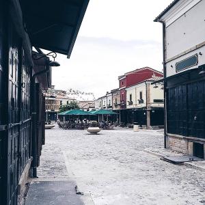 una calle vacía en una ciudad con edificios en Old Bazaar Rooms, en Korçë