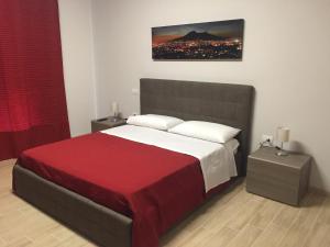 ein Schlafzimmer mit einem großen Bett mit einer roten Decke in der Unterkunft Villa Augustea in Somma Vesuviana