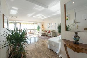 a living room with a bed and a mirror at Apartamento Deluxe Playa Alicante in Alicante