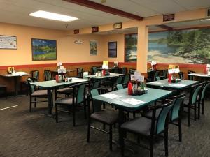 Shelikof Lodge tesisinde bir restoran veya yemek mekanı