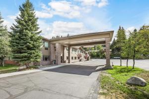 un puente sobre una carretera frente a un edificio en Third Street Inn, en McCall