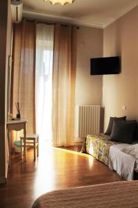 ein Schlafzimmer mit einem Bett, einem Schreibtisch und einem Fenster in der Unterkunft Vesuviane 'E Belle 'Mbriane B&B in Neapel