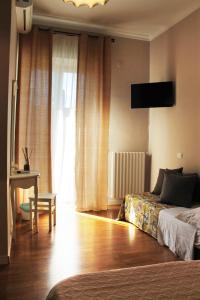ナポリにあるVesuviane 'E Belle 'Mbriane B&Bのベッドルーム1室(ベッド1台、デスク、窓付)