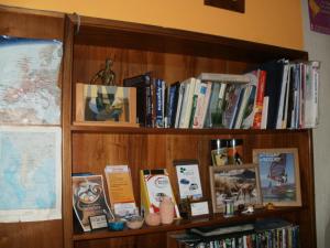 une étagère remplie de livres et de livres dans l'établissement San Juan Hostel, à San Juan