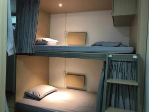 2 Etagenbetten in einem Zimmer mit einem Bett darin in der Unterkunft Usagiyah Hotel & Guest House in Ho-Chi-Minh-Stadt