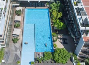 vista sul soffitto di una piscina in un edificio di Somadevi Residence a Siem Reap