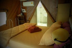 En eller flere senge i et værelse på Kama Siri Koh Kood