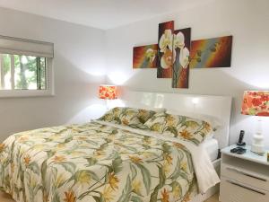 1 dormitorio con 1 cama y 2 cuadros en la pared en Downtown Hollywood Boutique Hotel en Hollywood