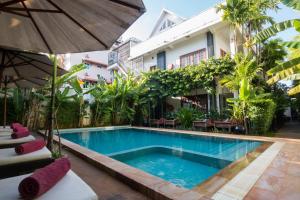 a swimming pool in front of a building at Apsara Centrepole Hotel in Siem Reap