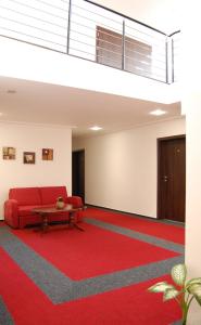sala de estar con sofá rojo y alfombra roja en Penzion U Kostela en Újezd