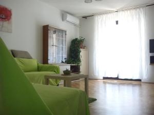 un soggiorno con divano verde e tavolo di Apartment Irene a Pola (Pula)