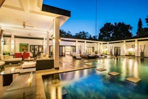een afbeelding van een huis met een zwembad bij Stunning Villa Lily in Lovina