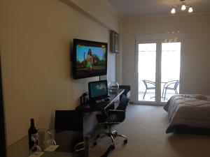 Televízia a/alebo spoločenská miestnosť v ubytovaní Pearl Bay Hotel Apartments