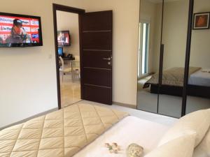 Televízia a/alebo spoločenská miestnosť v ubytovaní Pearl Bay Hotel Apartments