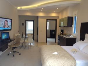 Televízia a/alebo spoločenská miestnosť v ubytovaní Pearl Bay Hotel Apartments