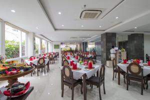 Restoranas ar kita vieta pavalgyti apgyvendinimo įstaigoje Grand Puri Saron Yogyakarta