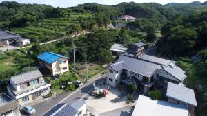 对马市渔房民宿的村庄房屋的空中景观