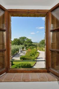 una ventana abierta con vistas al jardín en Agriturismo Zampugna, en Montefollonico