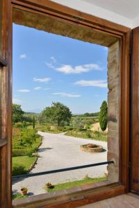 una puerta abierta con vistas a una carretera en Agriturismo Zampugna, en Montefollonico