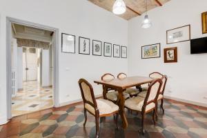 jadalnia z drewnianym stołem i krzesłami w obiekcie Monti Colosseum apartment w Rzymie
