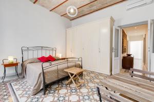 sypialnia z łóżkiem, stołem i ławką w obiekcie Monti Colosseum apartment w Rzymie