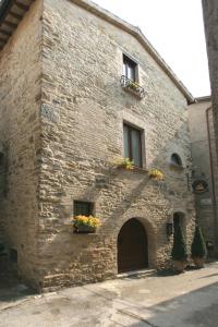 ein großes Backsteingebäude mit zwei Fenstern und einer Tür in der Unterkunft La Corte De' Vasari in Bevagna