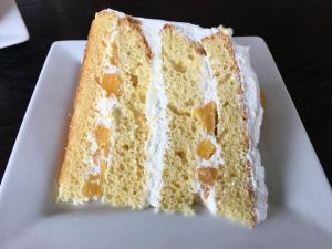 una rebanada de pastel en un plato blanco en Golden Manor Inn & Suites, en Muldraugh