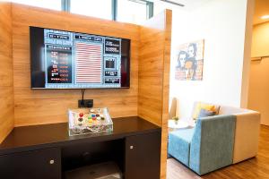 TV a/nebo společenská místnost v ubytování LOGINN Hotel Leipzig