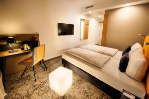 TV a/nebo společenská místnost v ubytování LOGINN Hotel Leipzig
