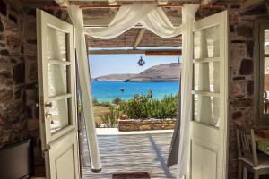 eine offene Tür mit Meerblick in der Unterkunft Serifos Dream Houses near the sea in Ganema