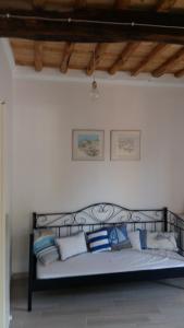 a bedroom with a black bed with pillows on it at Prima Fila in Lerici