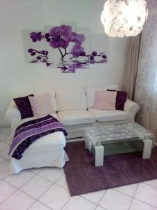 sala de estar con sofá y mesa en Orchidee en Wiener Neudorf