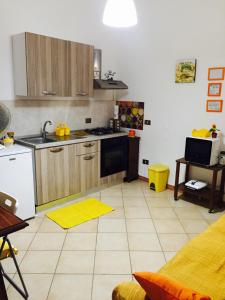 una cucina con lavandino e piano cottura di Friendly Home a Palermo