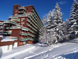 アーク 1801にあるARC 1800 Appartement 4 pièces Lauzières skis aux piedsの雪中の建物