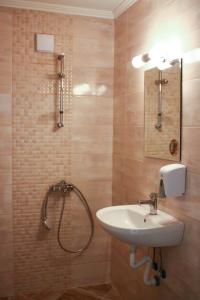 Ένα μπάνιο στο Guest House Central